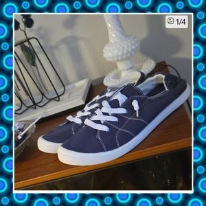 Nwt Comfy And Cute Sneakers Size 9 1/2